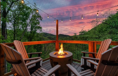 Gatlinburg - Pigeon Forge Cabin | Free Dollywood Tix/Indoor Heated POOL/VIEWS/Quiet