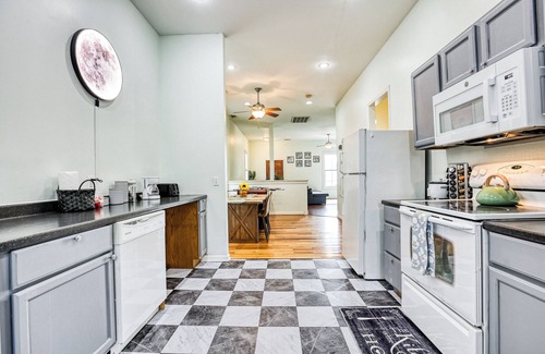 Metropolitan Apartment | Free Early Check-In - 5 min to DT - Summer Getaway - Private Balcony + Telescope