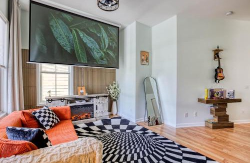 Metropolitan House | Free Early Check-In or Late Check-Out - Stylish Home Near DT & River St - 2 King Beds - Massage Chair - Games