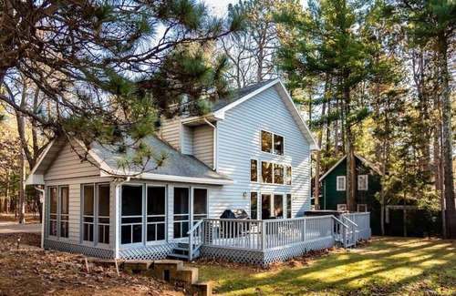 Wautoma Cabin | Free nite w/wknd offseason lakefront hottub fireplace kayak paddleboard boatpier