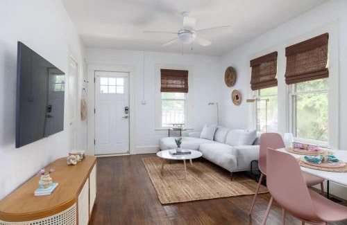 East Cesar Chavez House | Free Parking 2br East Side - Fresco by Portoro