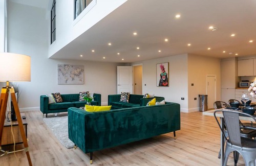 Shrewsbury Apartment | FREE Parking, 3 Bedrooms, Spacious living area, Central, Academy House