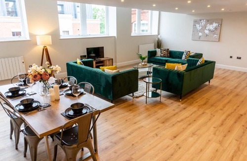 Shrewsbury Apartment | FREE Parking, 3 Bedrooms, Spacious living area, Central, Academy House