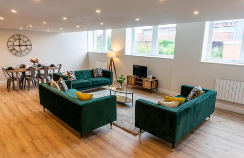 Shrewsbury Apartment | FREE Parking, 3 Bedrooms, Spacious living area, Central, Academy House