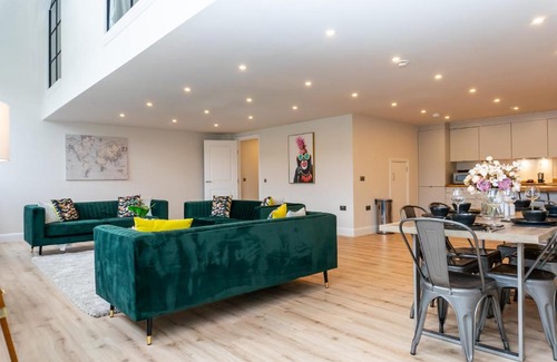 Shrewsbury Apartment | FREE Parking, 3 Bedrooms, Spacious living area, Central, Academy House