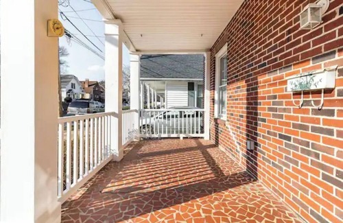 Danville House | FREE Parking! 5★ Amenities! 1 Gig WIFI! DOWNTOWN!
