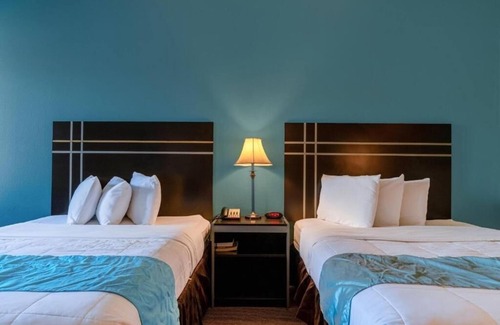 Moulton Hotel | Free Parking And Breakfast At A Sleek Room Near Tracie’s Bar