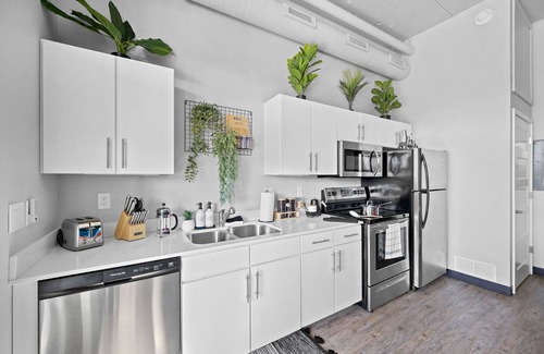 Downtown Des Moines Apartment | Free Parking and Gym - Loft Near Wells Fargo Arena Downtown - Stocked Kitchen