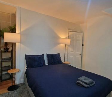 Bradford Apartment | Free Parking at this Stylish Terraced House in Bradford, with views of hillside