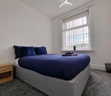 Bradford Apartment | Free Parking at this Stylish Terraced House in Bradford, with views of hillside