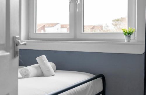 Livingston Apartment | Free Parking - Central - Sleeps 8 - 3 Bedrooms
