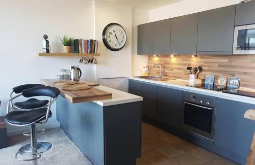 Irlam Apartment | Free parking- Central water-side apartment