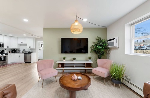 Lombard Apartment | Free Parking, Workdesk, King Bed