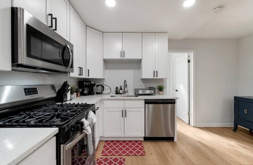 Lombard Apartment | Free Parking, Workdesk, King Bed