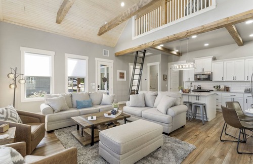 Vinita House | Free PWC w/4+ nt stay Boat Slip Available, Lakeside Retreat, hot tub & Com Pool