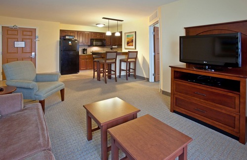 Elkhart Condo | Free Wi-Fi, Free Breakfast + Indoor Pool | 20 Minutes to the University of Notre Dame