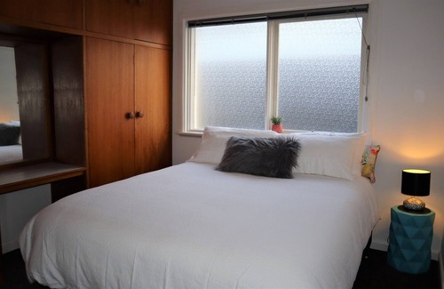 Mount Gambier House | Free Wine + Choc Winter Deal* Prime Blue Lake location. Space and comfort for 6