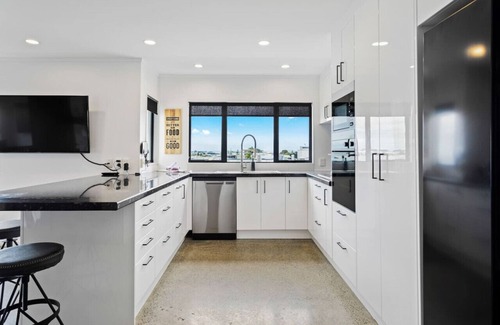 Manukau City Apartment | Freeman Escape with garage parking