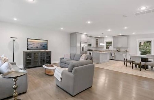 Annandale House | Fresh | 5 bedroom | Luxury | Center | Sunny