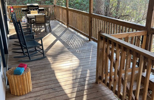 Helen Cabin | Fresh air! Spacious!Pool Table, Game Room, Sleeps 10!🎱