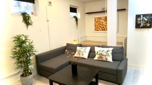 Gribbylund Apartment | Fresh And Cozy Little House 30km In Täby