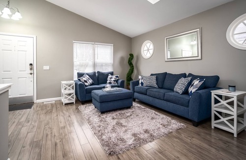 St. Peters House | Fresh & Modern Home-Away-From-Home Near St Charles