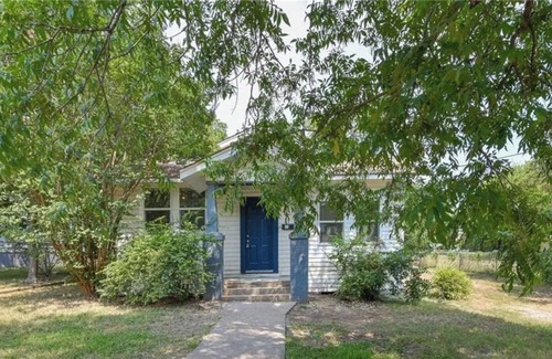 Belton House | Freshly renovated 3 bdrm 2.5 bathroom in historic Belton one block from downtown