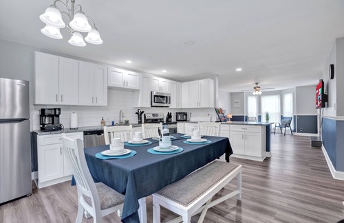 Clarksville House | π‘ Freshly Updated 4BR/2BA Home | ποΈ New Paint + π¬οΈ Dehumidifier ποΈ Bedrooms w/TVs & Ceiling Fans | π³ Full Kitchen ποΈ Spacious Living Room | π§Ί Washer/Dryer π³ Deck & Yard | π Close to Ft. Campbell, Casino, β¨ Clean & comfy stay!