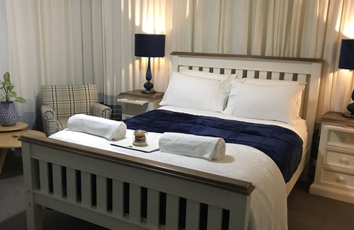 Scarness Bed & Breakfast | Freshwater BnB - Fraser ensuite room + breakfast