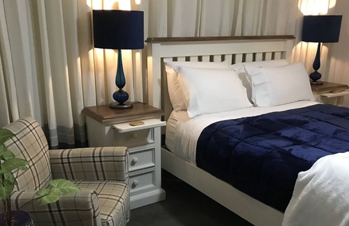 Scarness Bed & Breakfast | Freshwater BnB - Fraser ensuite room + breakfast