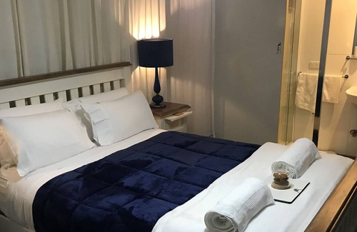 Scarness Bed & Breakfast | Freshwater BnB - Fraser ensuite room + breakfast