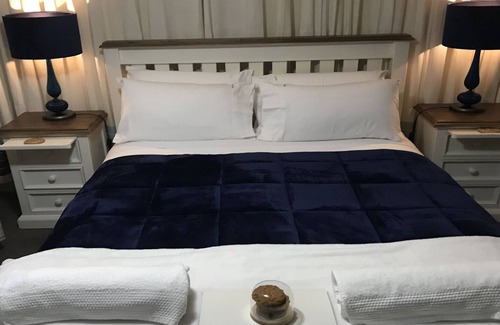Scarness Bed & Breakfast | Freshwater BnB - Fraser ensuite room + breakfast