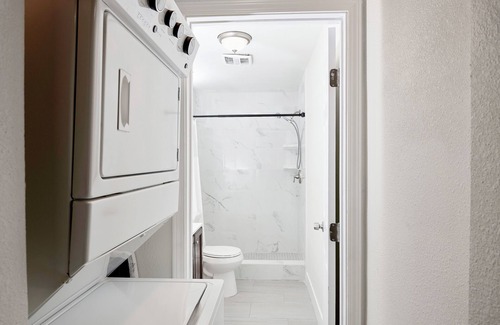 Raisin Apartment | Fresno Studio - A/C & Heating, Wi-Fi, Washer & Dryer