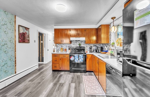 Bristol House | Friends & Family Retreat in Charming 4-bedroom House. Pet-Friendly!