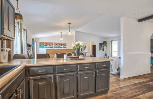 Northeast Colorado Springs Villa | Friendship Fortress~ Garden of the Gods Villa~ 12+