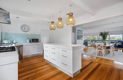 Blairgowrie House | Front Beach House Blairgowrie - 1 bedroom for 2 guests - 1 NIGHT FREE!* - Pool, spa, walk to beach and shops!