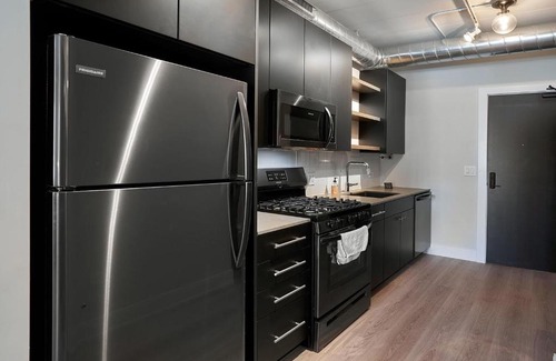Lakeview Apartment | FRONTDESK Chic Open Wrigleyville Studio Apt