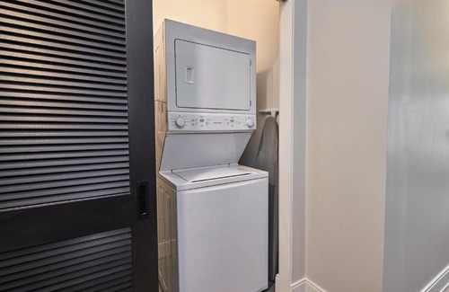 Lakeview Apartment | FRONTDESK Chic Open Wrigleyville Studio Apt