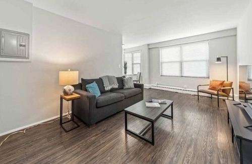 Hyde Park Apartment | Frontdesk | Open 1 BR Apt near Lake Michigan