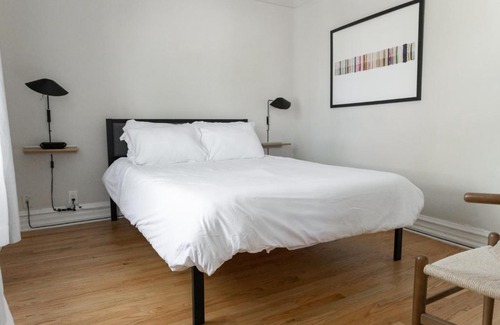 Roscoe Village Apartment | FRONTDESK Revamped 1 BR Apt with Laundry and Lake View