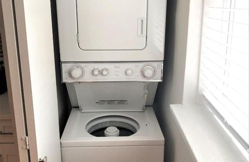 Roscoe Village Apartment | FRONTDESK Revamped 1 BR Apt with Laundry and Lake View