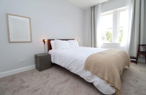 Ukrainian Village Apartment | FRONTDESK Updated 2 BR Apt with Full Kitchen