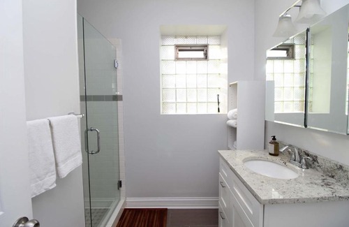 Ukrainian Village Apartment | FRONTDESK Updated 2 BR Apt with Full Kitchen