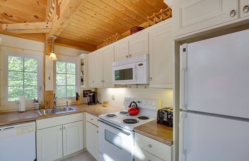 Standish Cabin | Frye Island Family Cabin with Lake & Beach Access!