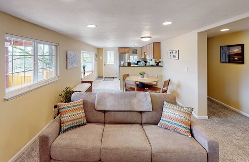 Amazon House | Full duplex with patio/deck, mountain views, washer/dryer, dogs allowed