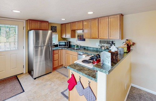 Amazon House | Full duplex with patio/deck, mountain views, washer/dryer, dogs allowed