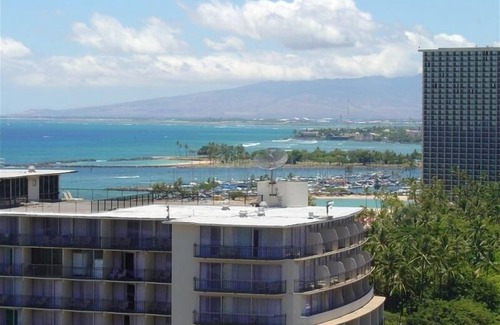 Waikiki Condo | Full Ocean View - Steps to the Beach! Free Parking and Wi-Fi