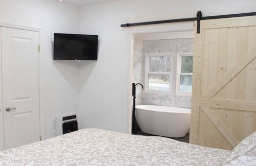 Canadensis House | Full Private House On A Creek With Sauna & Hot Tub