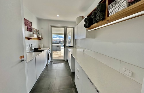 Inverloch House | FULL Property AND 2 Guest Suites - Inlet Waters Escape (7 bedrooms). Pool & spa!