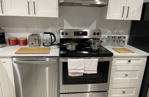 Maple Ridge House | Fully contained 2 bed/1.5 bath suite with private entrance and workspace 🎼💃